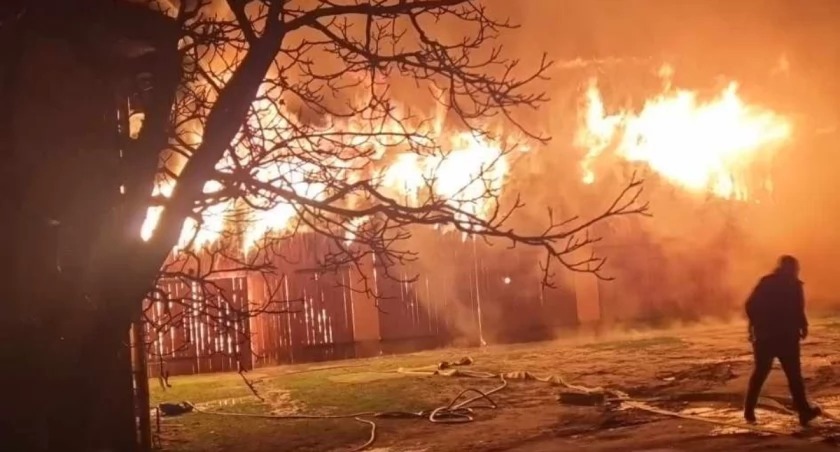 Pożar budynku inwentarskiego w gminie Koźminek. Olbrzymie straty