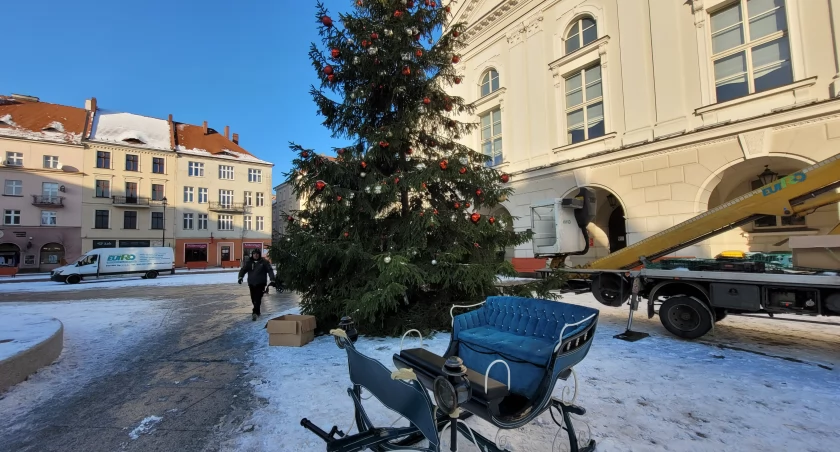 Iluminacja na Głównym Rynku, żywa choinka przed ratuszem i magiczne dekoracje, czyli magia Świąt już w Kaliszu