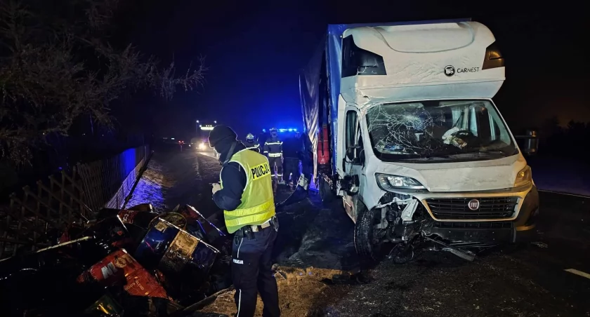  Dostawczak rozbił się na ogrodzeniu posesji