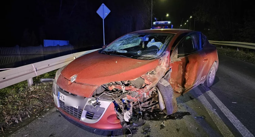 Zderzenie dwóch renault w Borku. Kobieta zasłabła za kierownicą