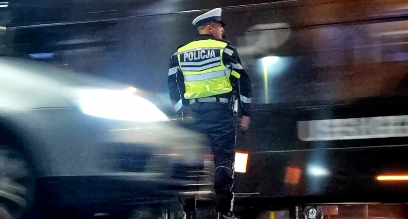 Wpadł, bo zapomniał o światłach. Prowadził samochód kompletnie pijany 
