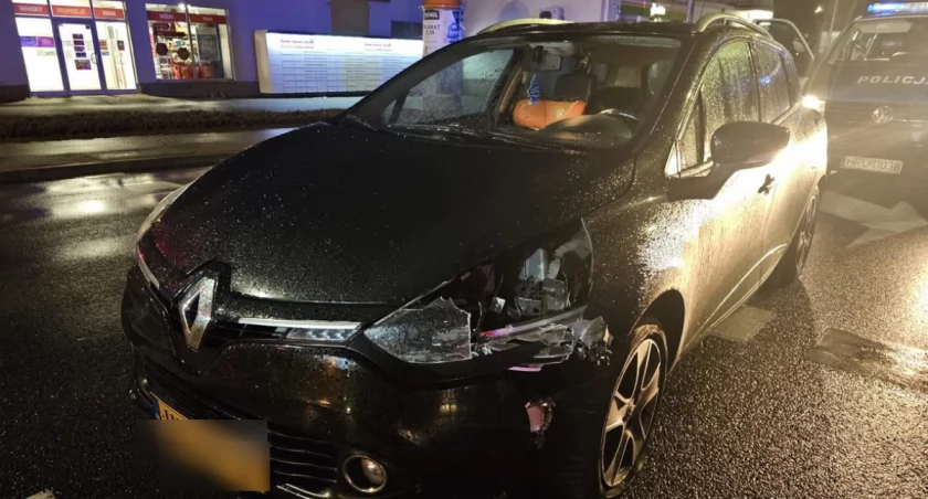 Uderzył w znaki drogowe i jechał dalej. Pijanego kierowcę zatrzymali świadkowie 