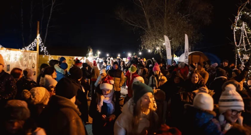 Tysiące osób na Jarmarku Bożonarodzeniowym na Małej Plaży w Szałem 