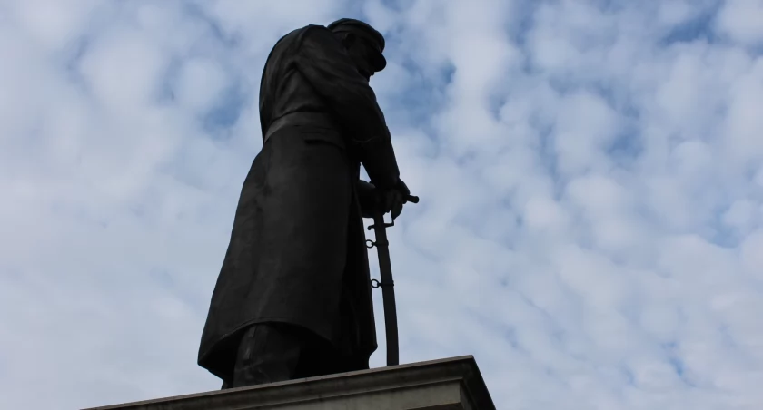 Piąta rocznica pomnika Józefa Piłsudskiego. Dlaczego Marszałek ma pochyloną głowę?