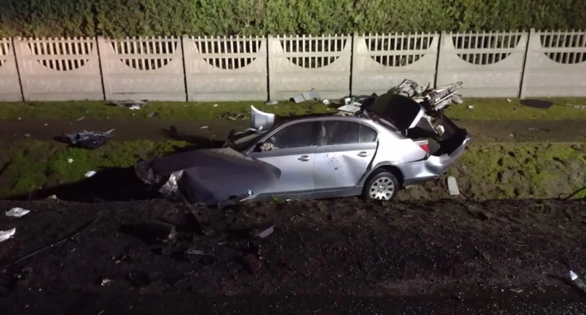 Zderzenie na krajowej „12” i trzy auta w rowach. Brawura młodego kierowcy BMW omal nie doprowadziła do tragedii
