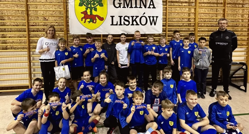 Dorota Sitko, zastępca wójta gminy Lisków na treningu młodych sportowców
