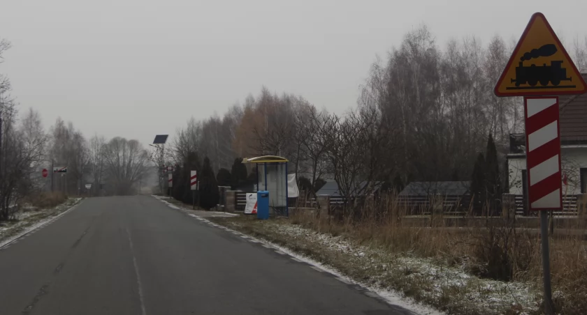 Znaki drogowe mylą – przez Dębe „wąskotorówka” nie jeździ od dziesięcioleci