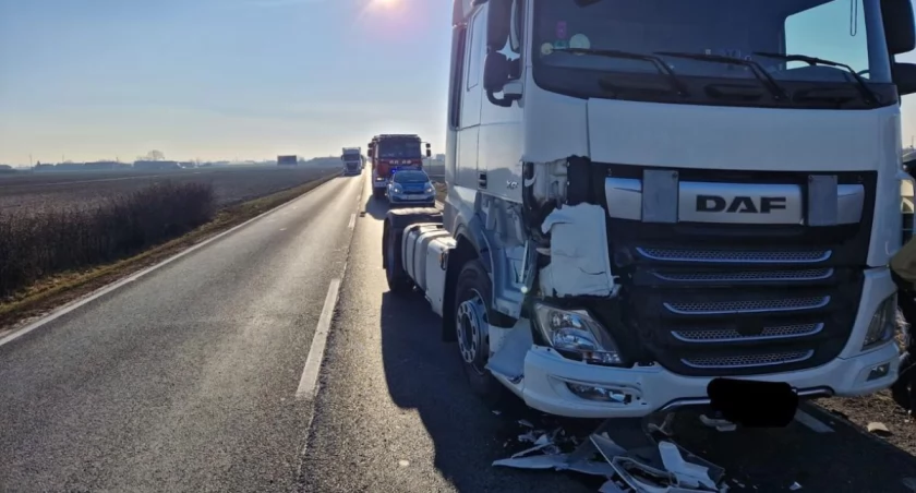 Zderzenie ciężarówek  na krajowej „25” w Piątku Małym