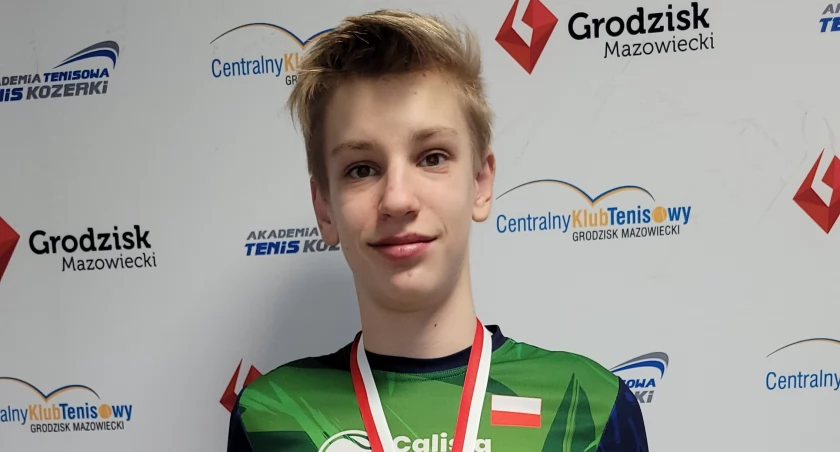 13-letni Szymon Łuczak z Kalisza zdobywa brązowy medal na Halowych Mistrzostwach Polski U14 w tenisie ziemnym