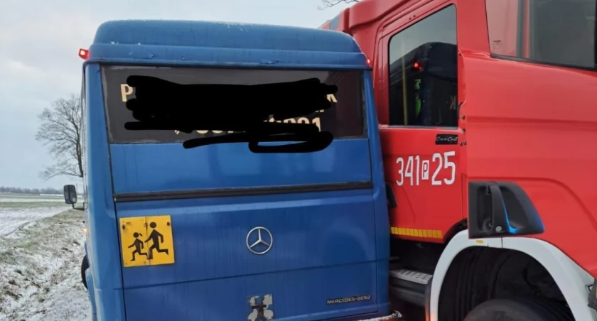 Zderzenie autobusu wiozącego dzieci z wozem straży pożarnej na sygnale