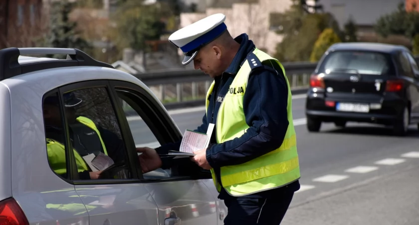 20-latek w BMW uderzył w trzy inne auta. Miał sądowy zakaz prowadzenia pojazdów