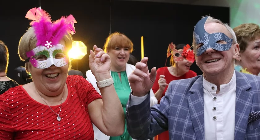 250 osób zatańczyło razem z prezydentem na balu maskowym dla seniora [ZDJĘCIA]