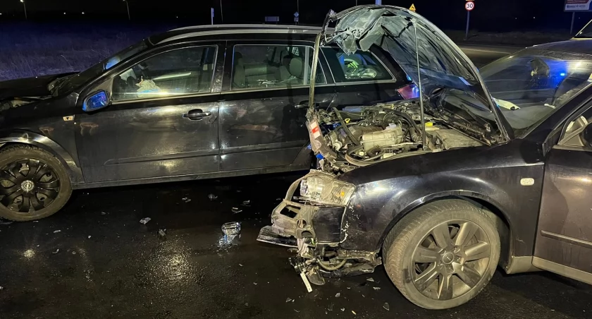 Czołowe zderzenie na skrzyżowaniu ulic Godebskiego i Piłsudskiego. Młoda kobieta w szpitalu