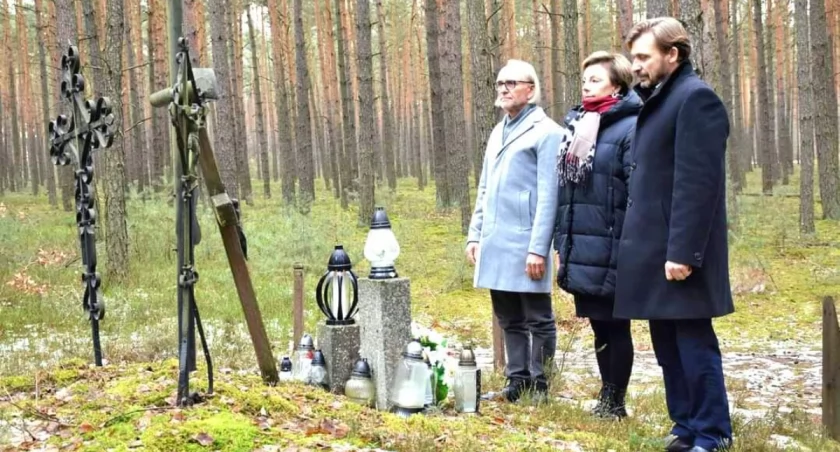 Samorządowcy z Powiatu Kaliskiego uczcili pamięć poległych powstańców 