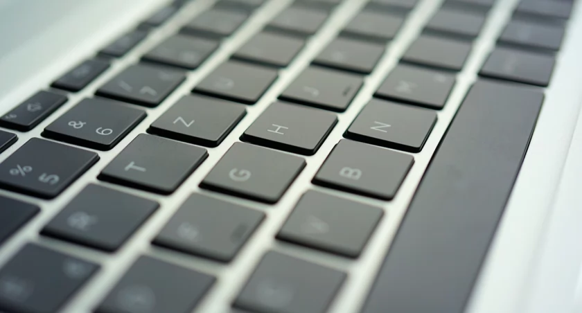 Uwaga, przestępcy podszywają się pod policjantów CBŚP za pomocą poczty e-mail! Jakie wiadomości wysyłają?