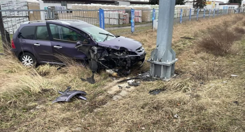 34-latek zasłabł za kierownicą i roztrzaskał się na słupie
