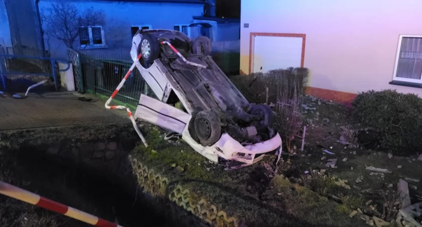 Dachowanie skody na ul. Wrocławskiej. W auto uderzył kompletnie pijany kierowca