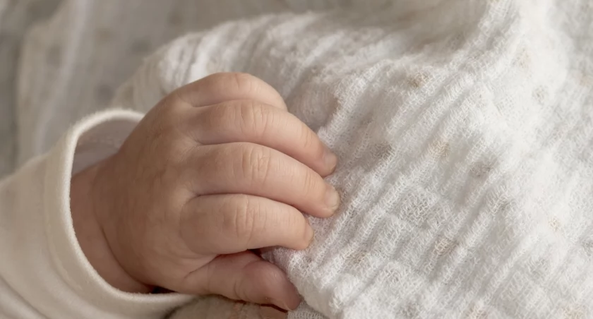 Niemowlę pod opieka pijanego ojca. Interwencja służb przy ul. Ostrowskiej w Kaliszu