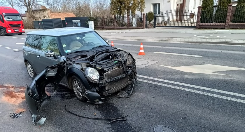 Zderzenie na Częstochowskiej. Poszkodowana młoda kobieta