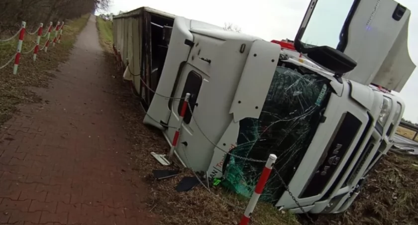 Poważne utrudnienia na trasie Kalisz–Pleszew. Ciężarówka w rowie, kierowca kompletnie pijany!