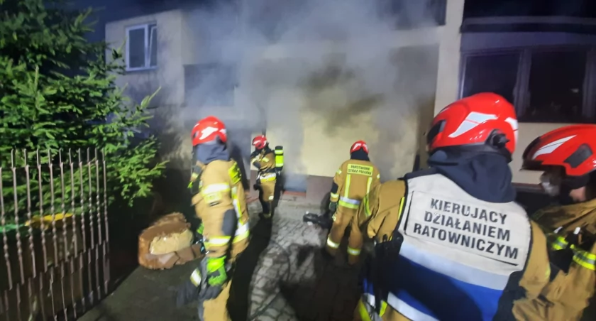 Pożar domu jednorodzinnego w Kaliszu. Pięć osób uciekało przed ogniem