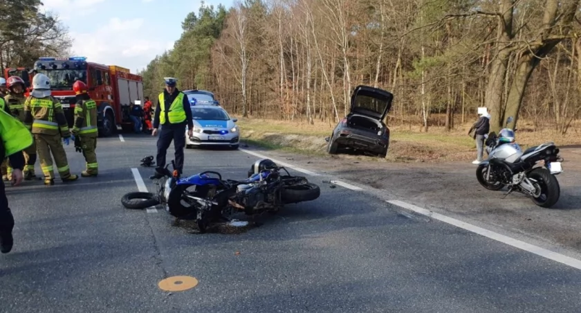 Wypadek na krajowej „12”. Motocykl zderzył się z osobówką