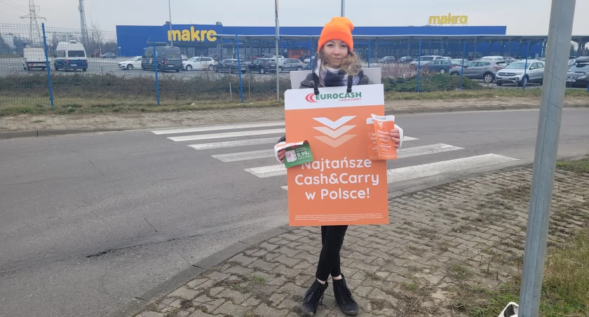Dziewczyna z plakatem