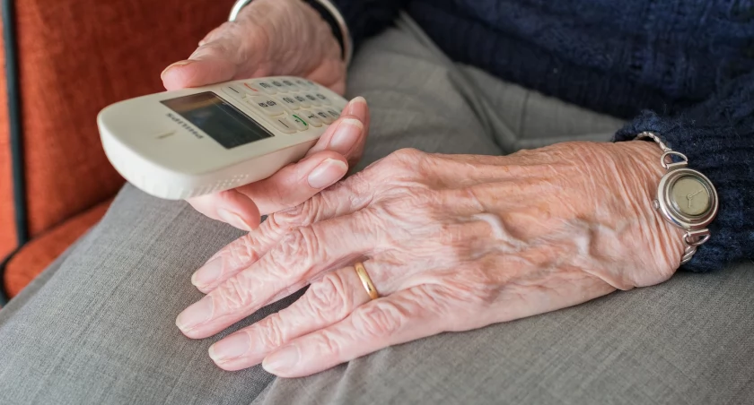 Seniorka wyrzuciła przez okno wszystkie oszczędności