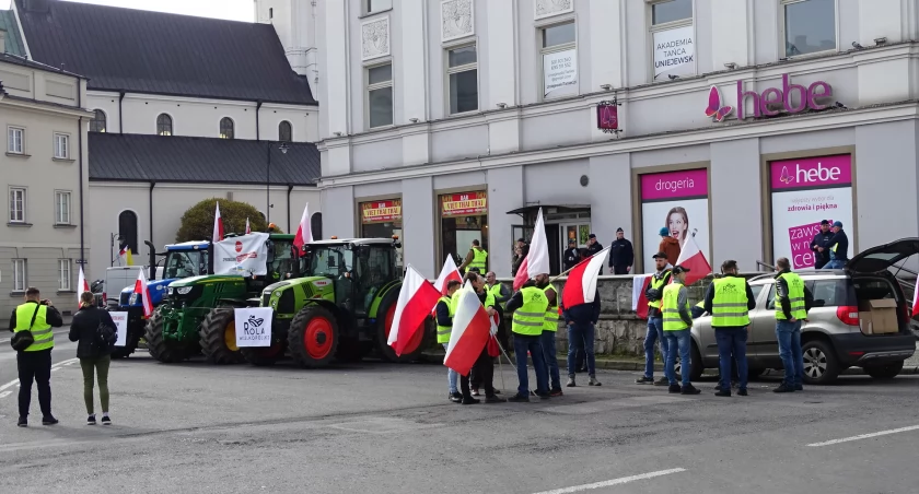 Rolniczy protest z petycją, czerwonymi kartkami i obornikiem do biur poselskich