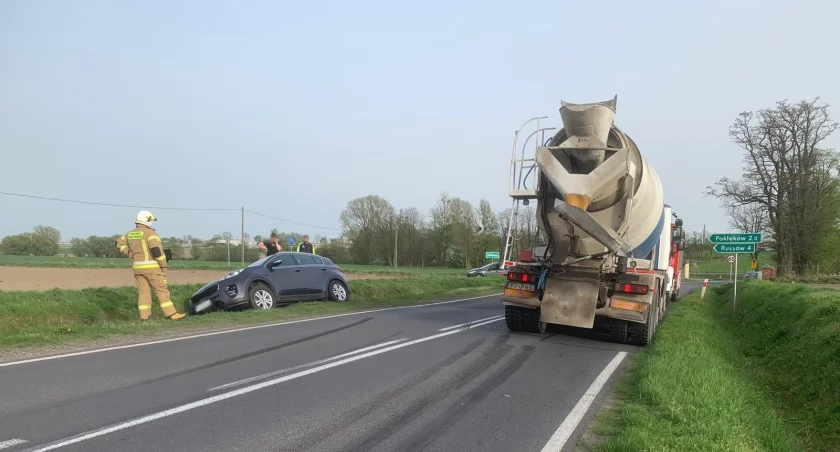 Uciekał przed ciężarówką, która wjechała na jego pas. Wylądował w rowie