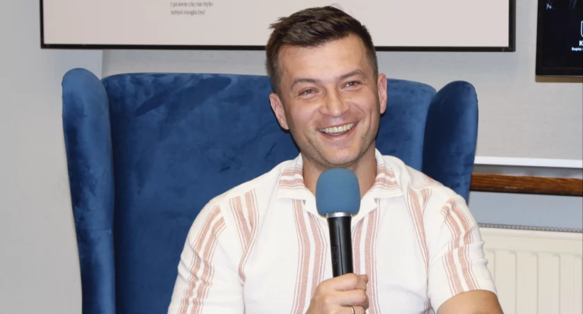 Tłumy w kaliskiej bibliotece – spotkanie z pisarzem Jakubem Małeckim