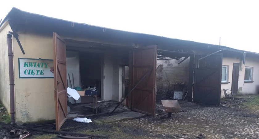 Groźny pożar garażu przy ul. Wrocławskiej. W środku samochody i butla z acetylenem