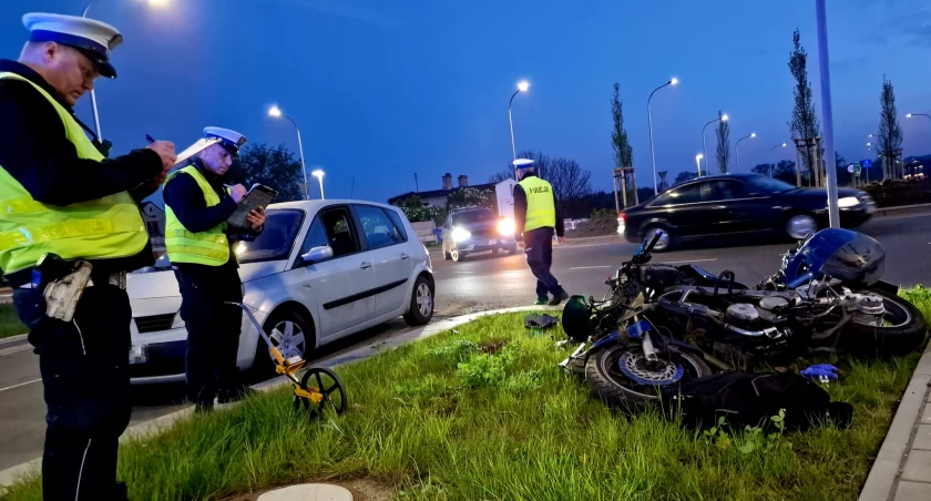 Zderzenie motocykla z samochodem na rondzie w Kaliszu