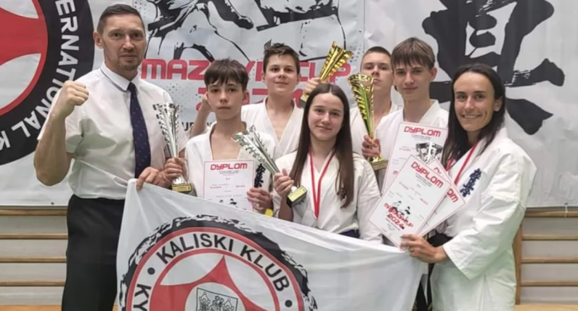 Karatecy w podróży i na podium