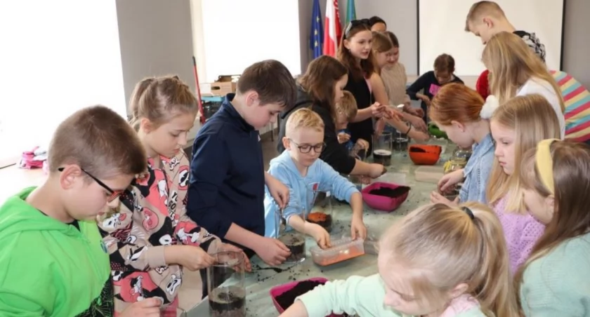 Las w słoiku aktywnych czytelników biblioteki w Blizanowie