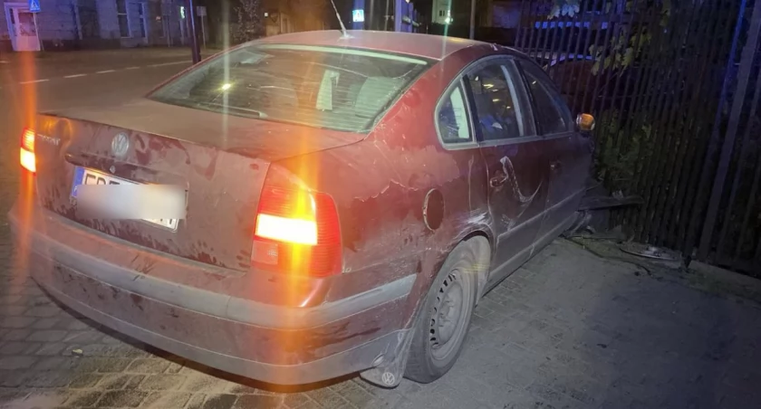 Policyjny pościg ulicami Kalisza. Kierowca rozbił się na ogrodzeniu posesji