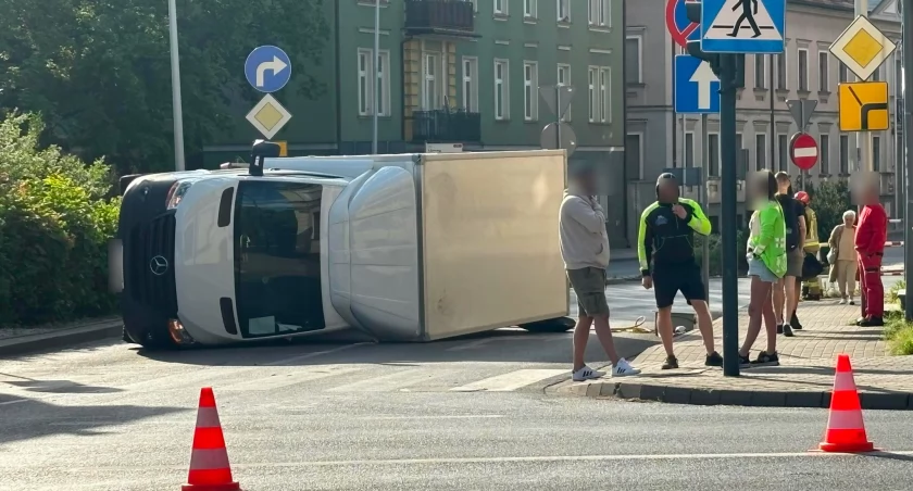 Zderzenie na Rogatce. Kierowca busa wjechał na czerwonym świetle