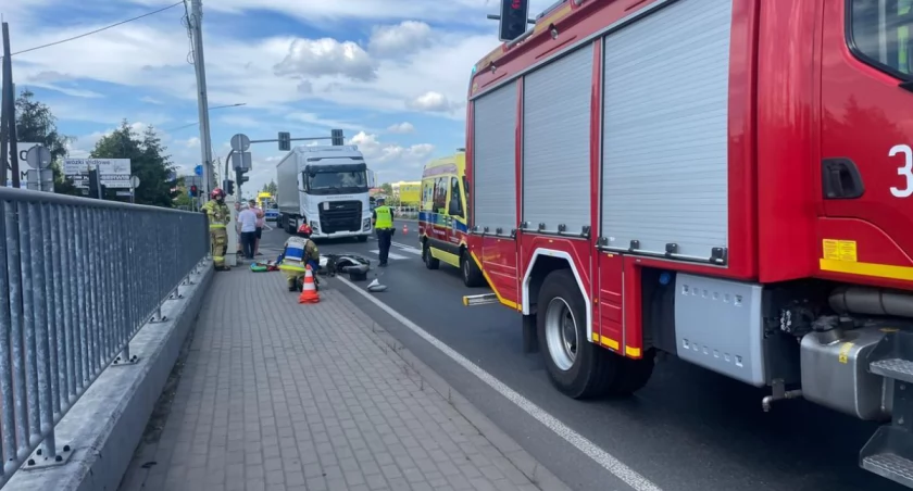 Motorowerem wjechał wprost pod ciężarówkę