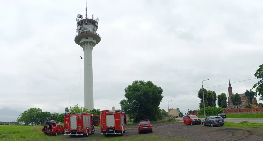 Strażacy na wieży radiowej w Chełmacach
