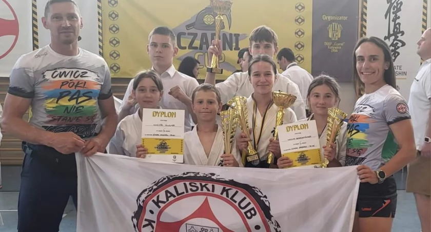 Pięć medali karateków przed wakacjami