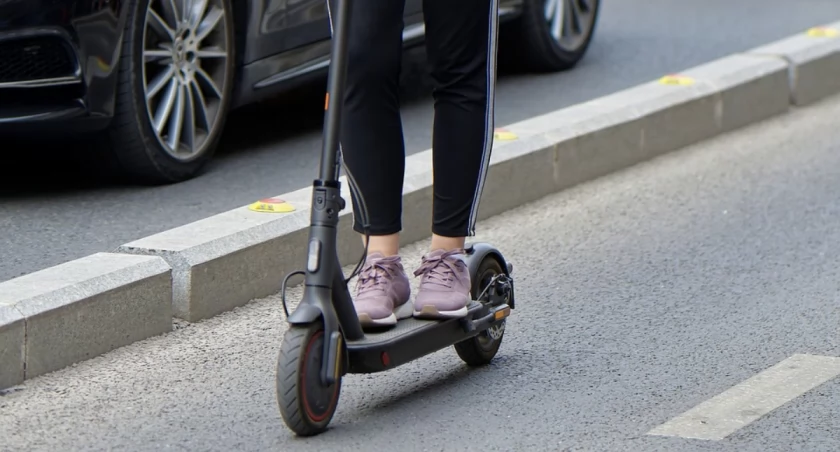 15-latek na hulajnodze elektrycznej potrącony przez samochód
