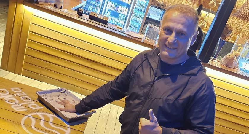 Piotr Świerczewski, były reprezentant Polski w piłce nożnej  na Małej Plaży w Szałem
