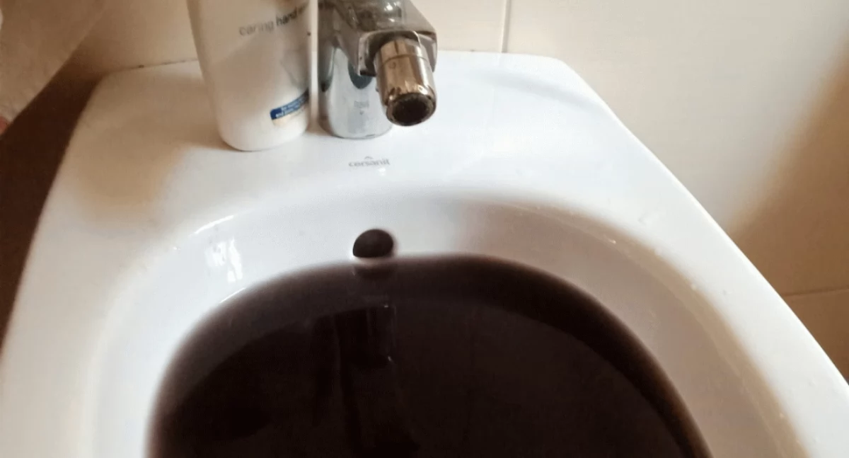 Woda czy  ścieki lecą z kranów w Brzezinach ? 