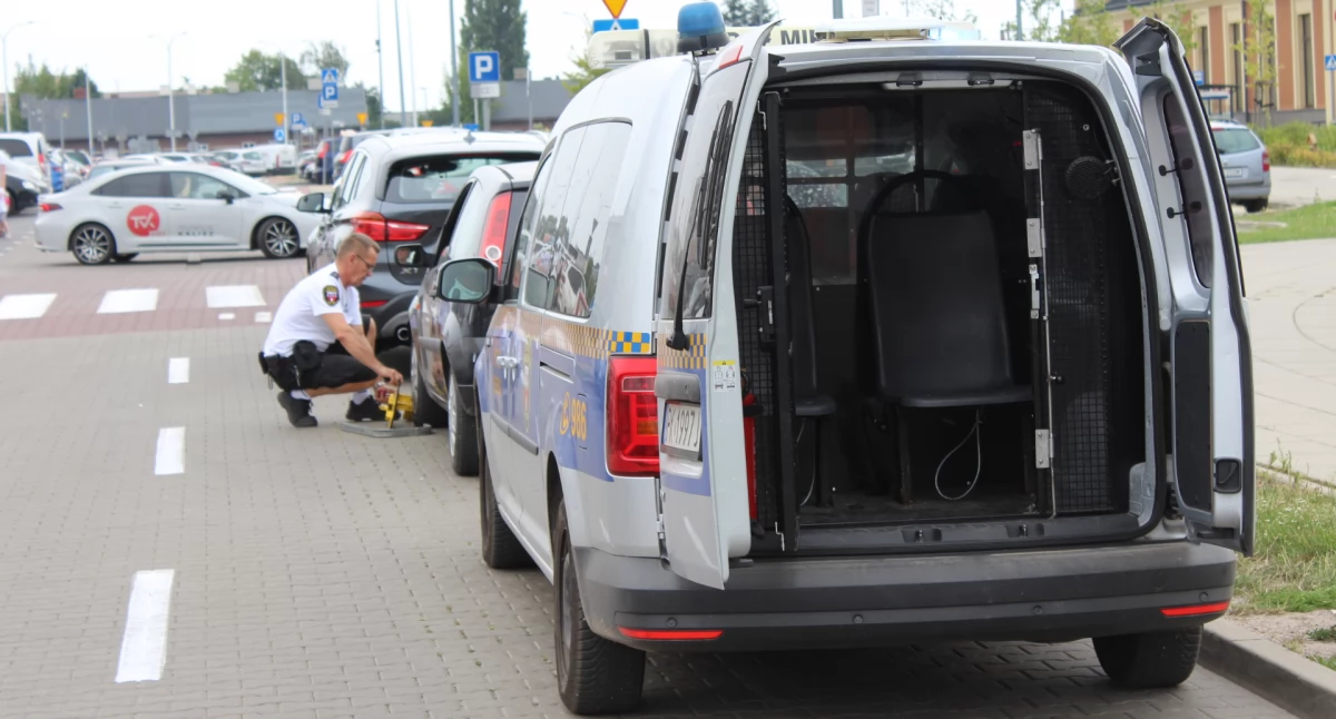 Komu przeszkadzały parkujące auta?