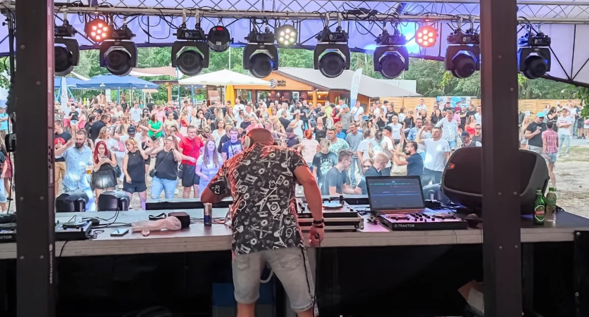 Tłumy fanów na koncercie muzyki klubowej 