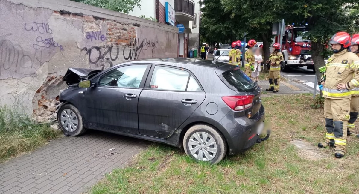 Wpadła w poślizg i uderzyła w mur. W aucie dziecko