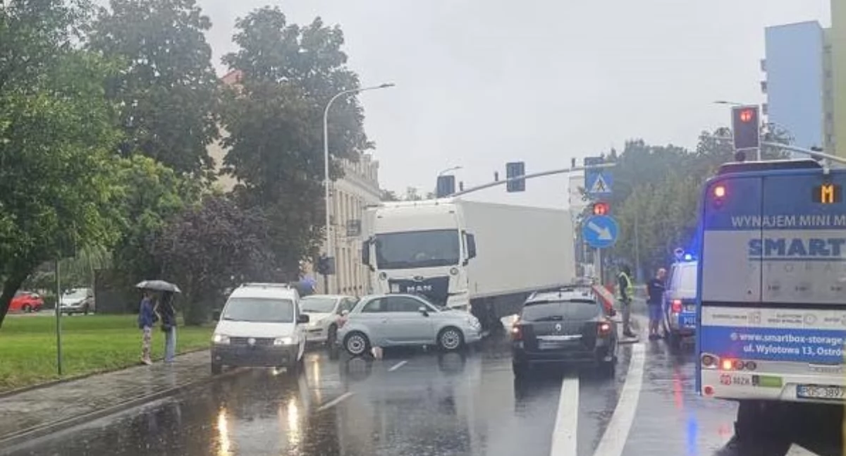 „Spotkanie” z ciężarówką na ul. Górnośląskiej. 20-latka przeżyła chwile grozy
