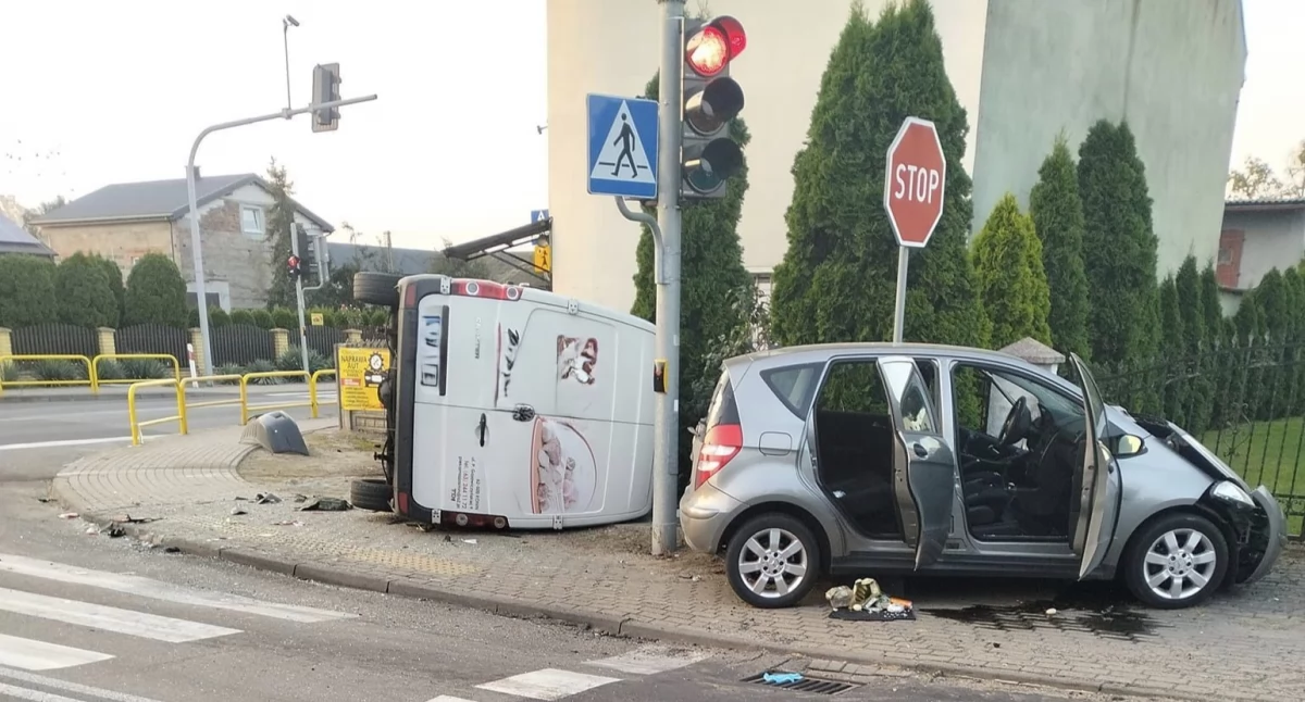 Zderzenie busa i osobówki. Jedna osoba poszkodowana