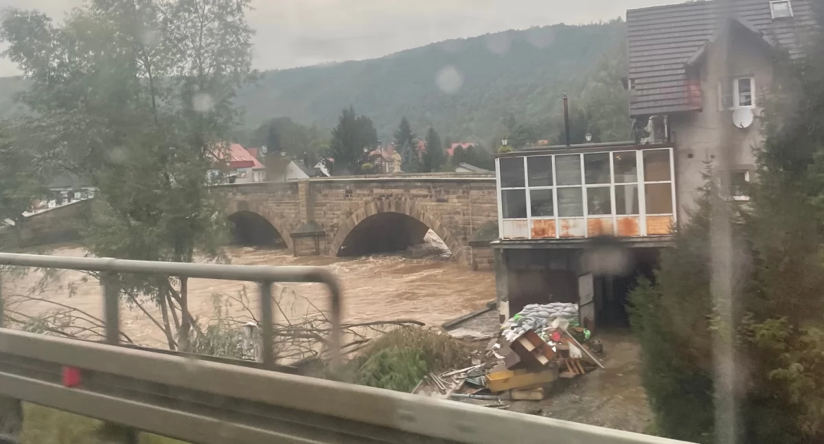 Wolontariuszka pomagająca powodzianom, pochodząca z Kalisza, relacjonuje rzeczywistą sytuację