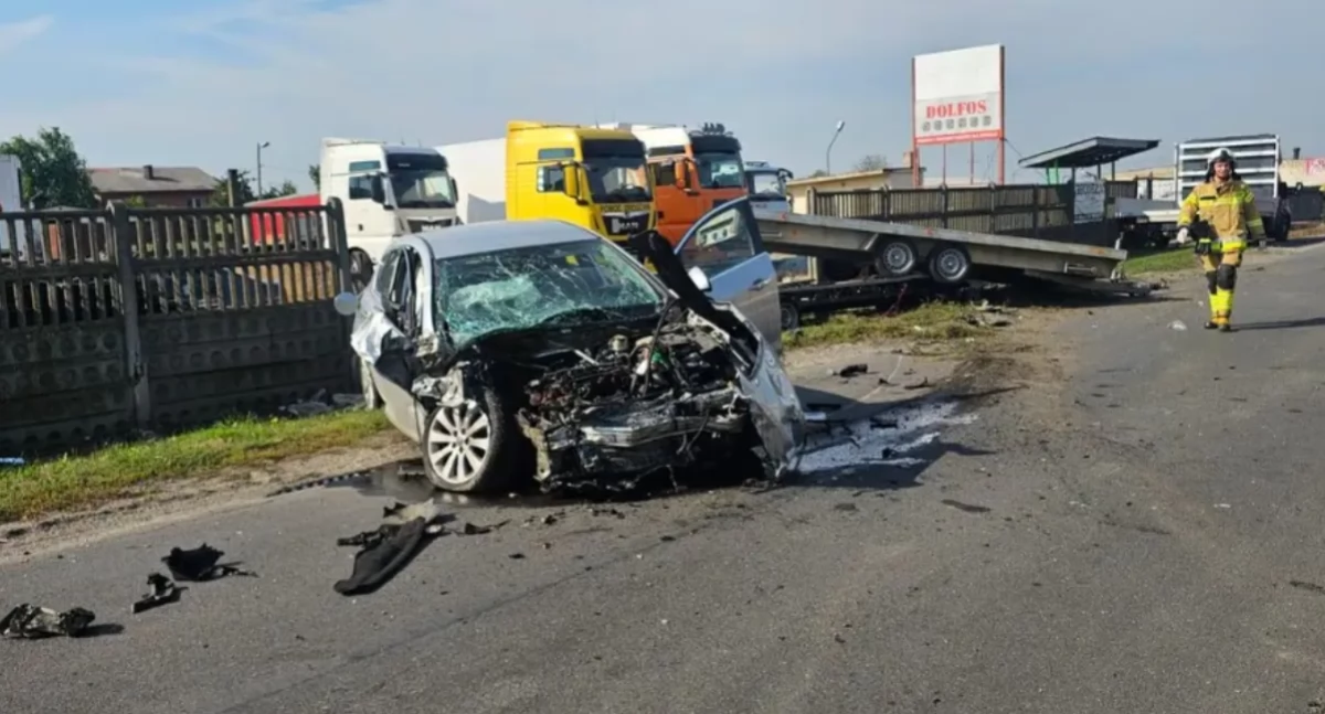 Wypadek w Iwanowicach. Jeden z kierowców zakleszczony w pojeździe